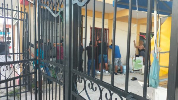 Rescatan a 20 menores durante un cateo a una vecindad de Playa del Carmen