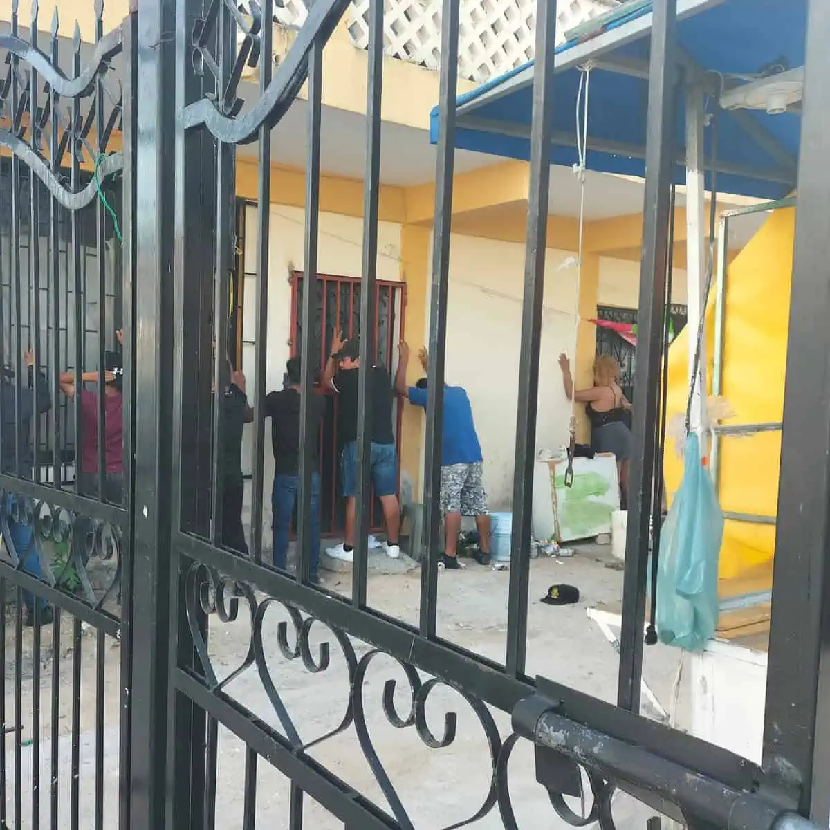 Rescatan a 20 menores durante un cateo a una vecindad de Playa del Carmen