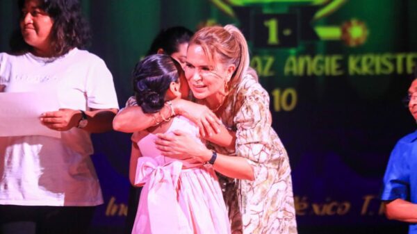 Lili Campos continuará con construcciones de domos en escuelas de Solidaridad