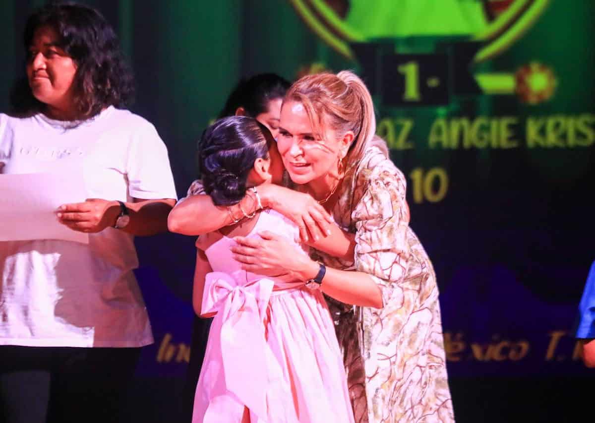 Lili Campos continuará con construcciones de domos en escuelas de Solidaridad