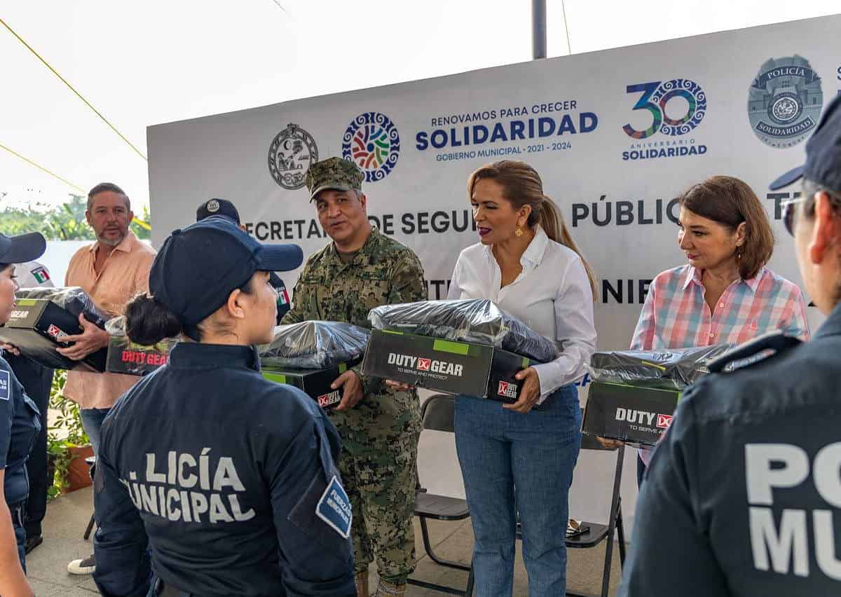 En Solidaridad, la presidenta Lili Campos entrega equipo y anuncia aumento en seguro de vida a policías