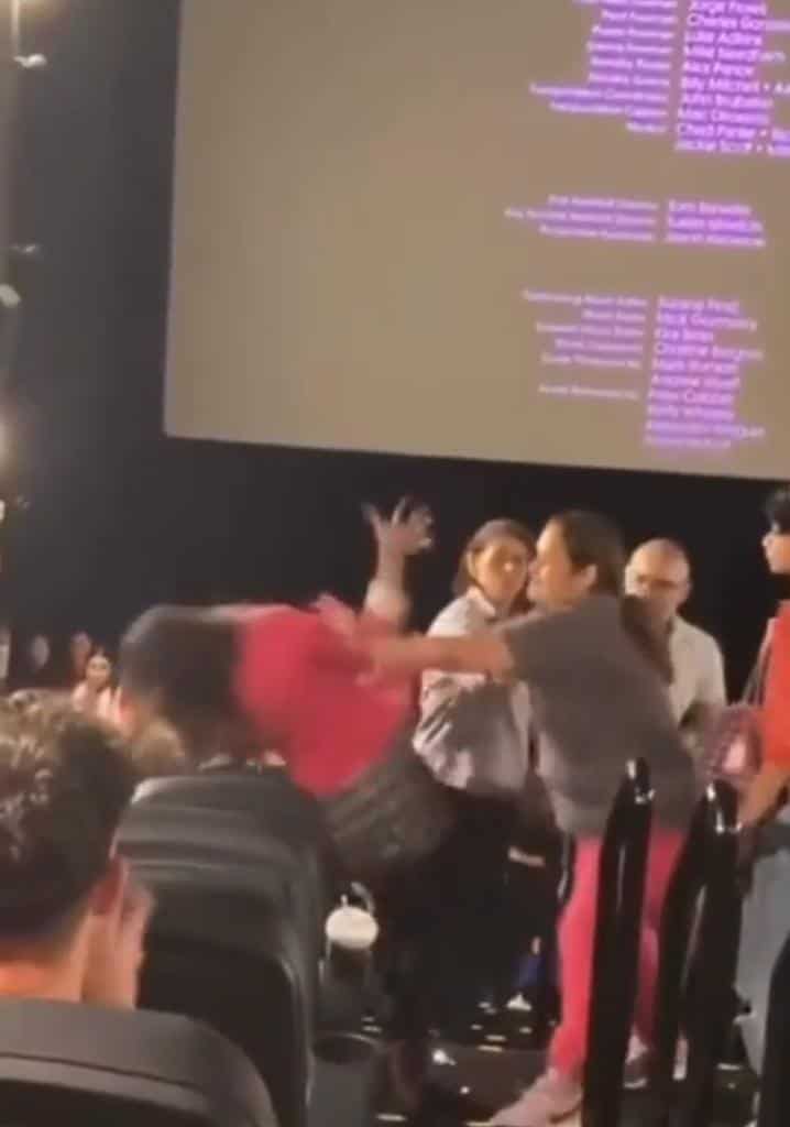 Pelea campal entre mujeres durante función de película de Barbie