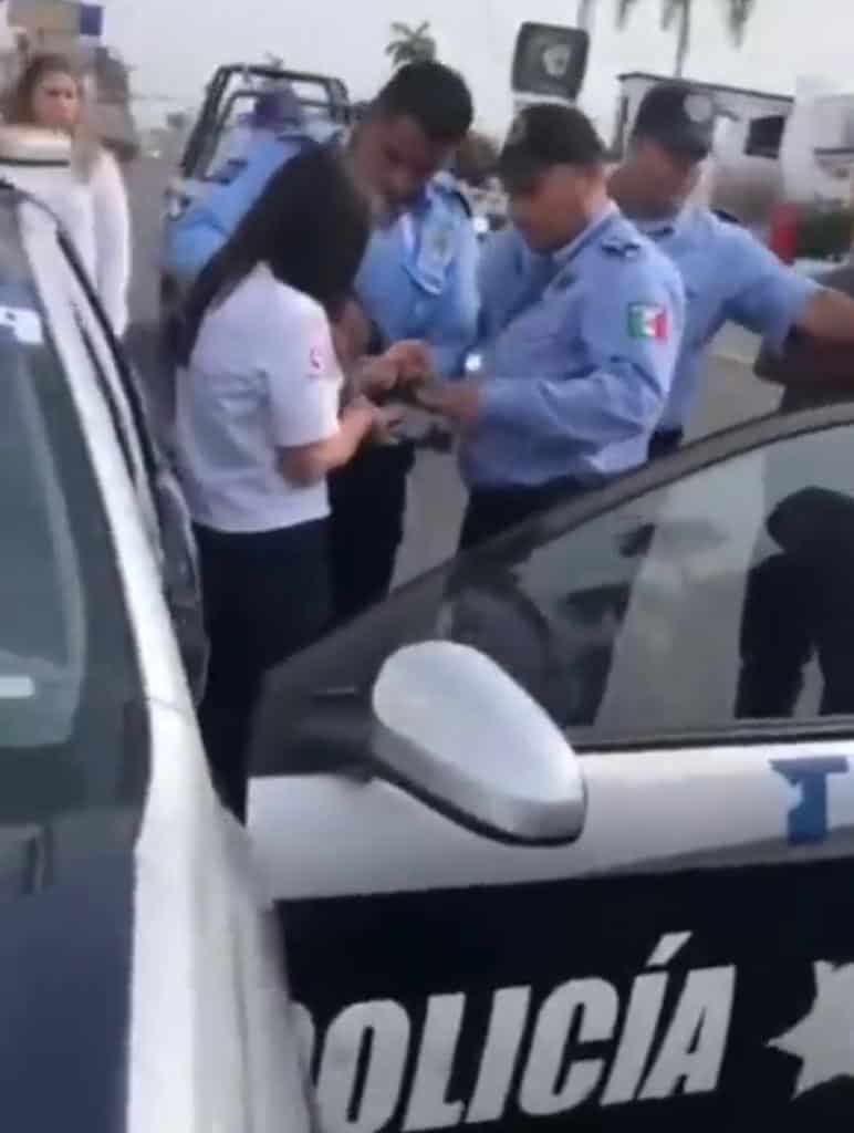 Mujer es víctima de uso excesivo de la fuerza por parte de policías al ser detenida
