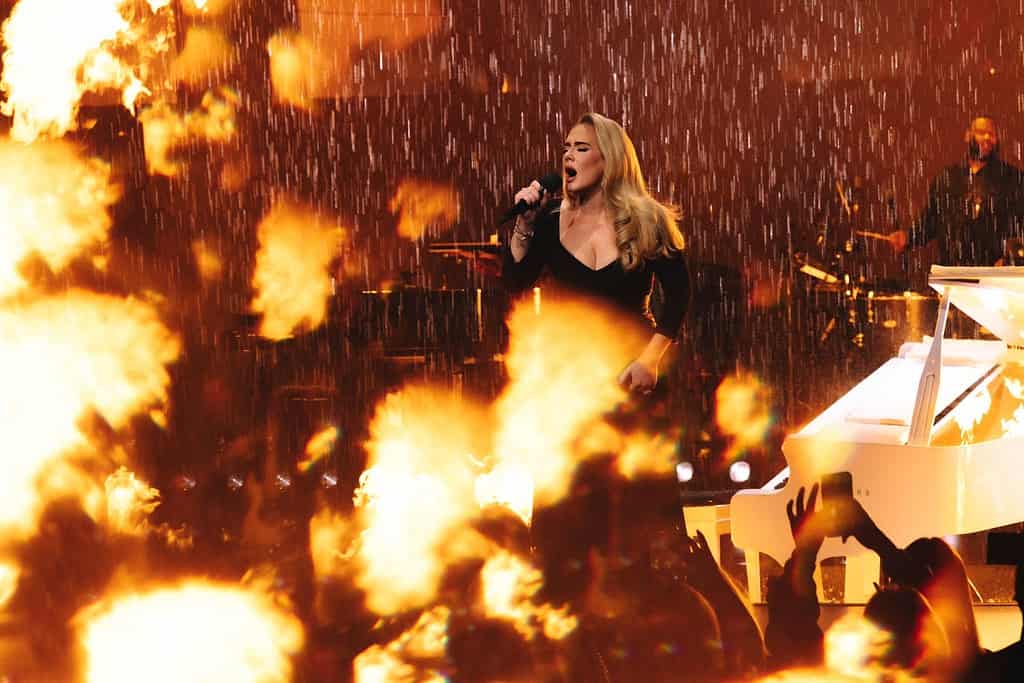 Adele amenazó de muerte a sus fanáticos que le aventaron cosas al escenario