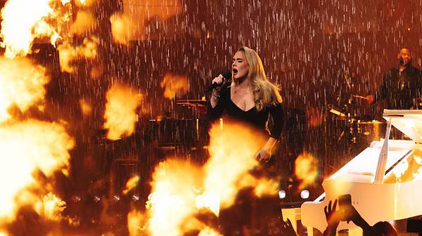 Adele amenazó de muerte a sus fanáticos que le aventaron cosas al escenario