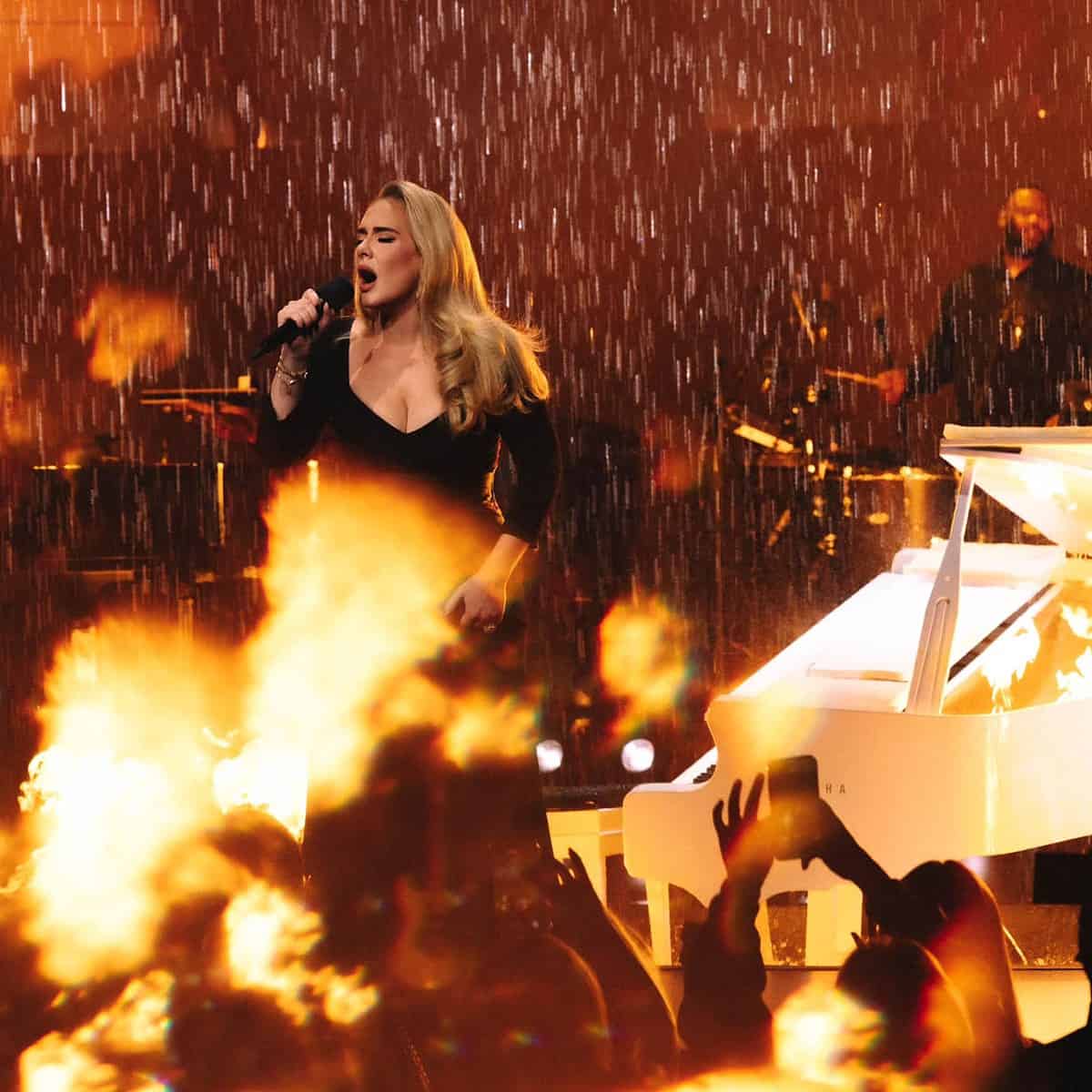 Adele amenazó de muerte a sus fanáticos que le aventaron cosas al escenario