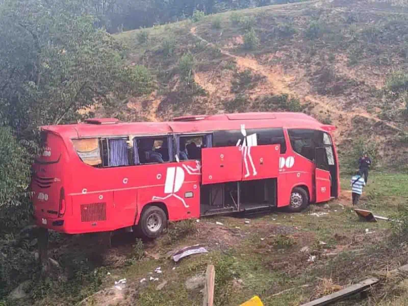 Cae autobús con pasajeros en Hidalgo