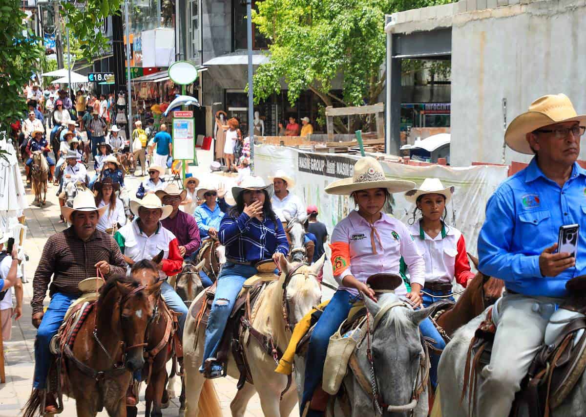 Participan más de 300 jinetes en segunda cabalgata urbana en Playa del Carmen