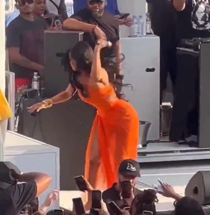 Cardi B golpea con su micrófono a fan durante concierto