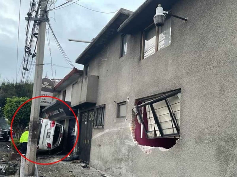 Conductor que manejaba a exceso de velocidad se ‘estampa’ contra casa y derrumba pared