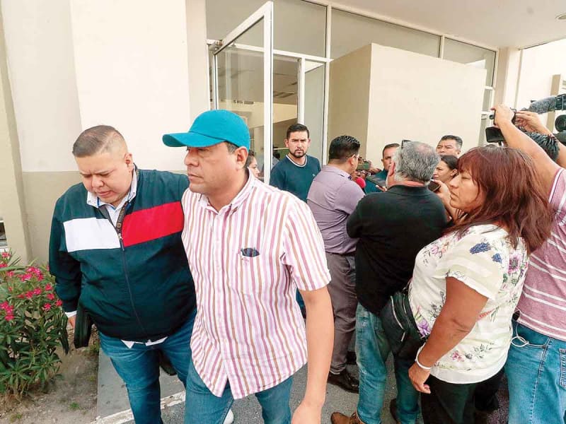 Christopher va a casa de sus abuelos paternos; sus padres permenecerán en prisión