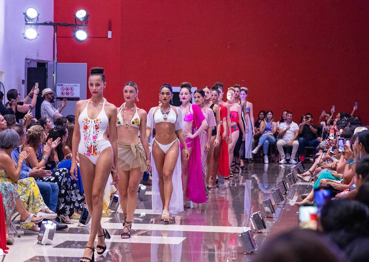 Exitosa pasarela de alta costura en Playa del Carmen