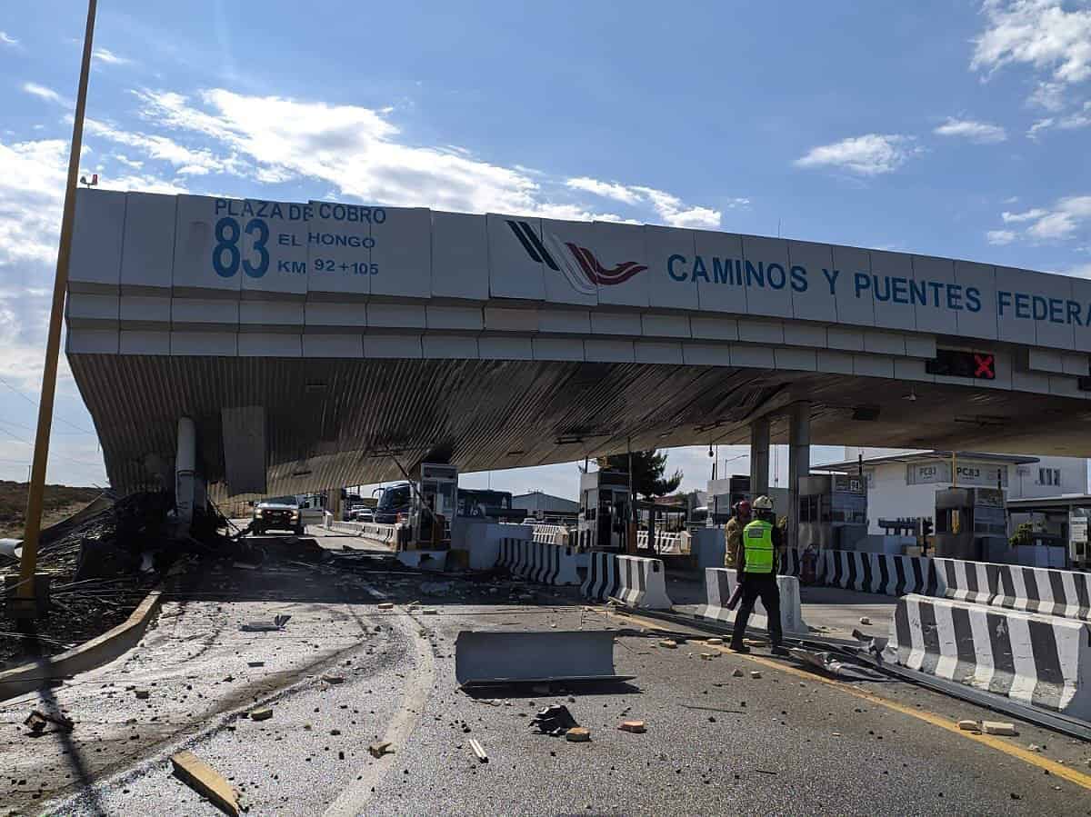 Choque de trailer destruye la caseta de cobro del ‘Hongo’ en carretera Mexicali-Tijuana; hay un muerto