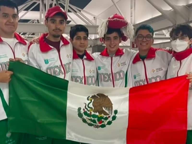 Se intensifica la polémica por uniformes perdidos de equipo mexicano de matemáticas