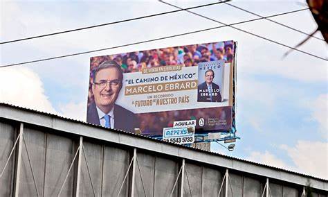 Editorial Penguin Random House, niega haber pagado espectaculares de libro de Marcelo Ebrard