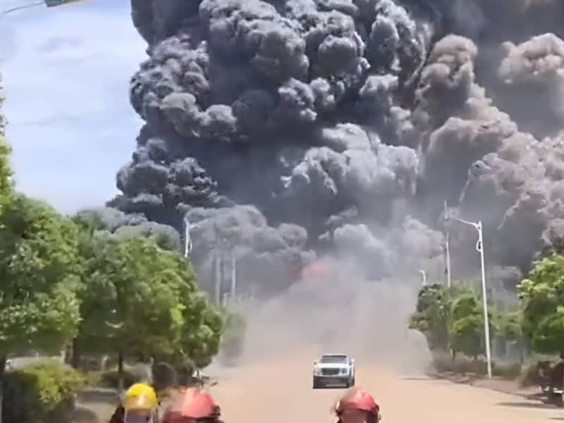 Explota fábrica de productos químicos en China; la zona fue evacuada por bomberos