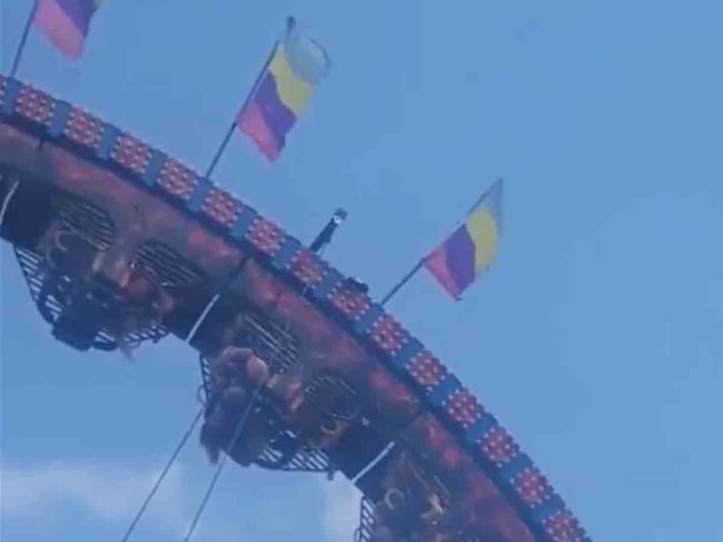 Durante más de 3 horas, pasajeros de una montaña rusa quedaron suspendidos de cabeza