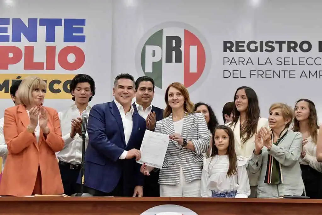 García Cabeza Vaca va por candidatura presidencial de la oposición, lo registra su hermano