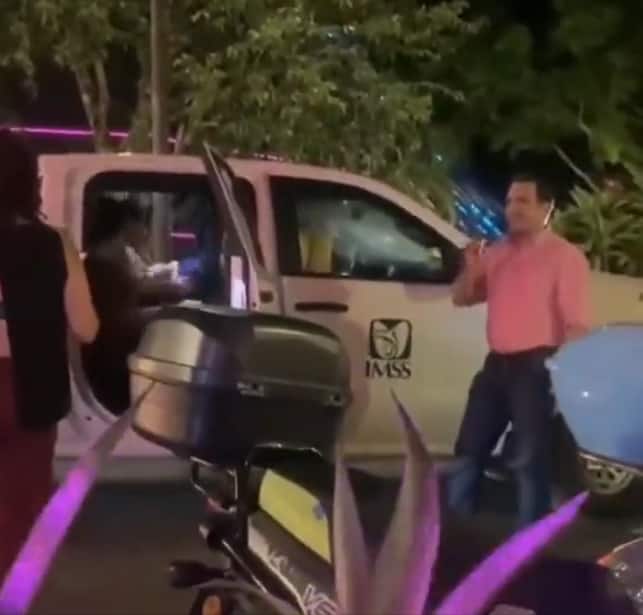 Funcionario del IMSS sale de fiesta con mujeres en vehículo oficial; lo graban en Chetumal y lo denuncian en redes sociales