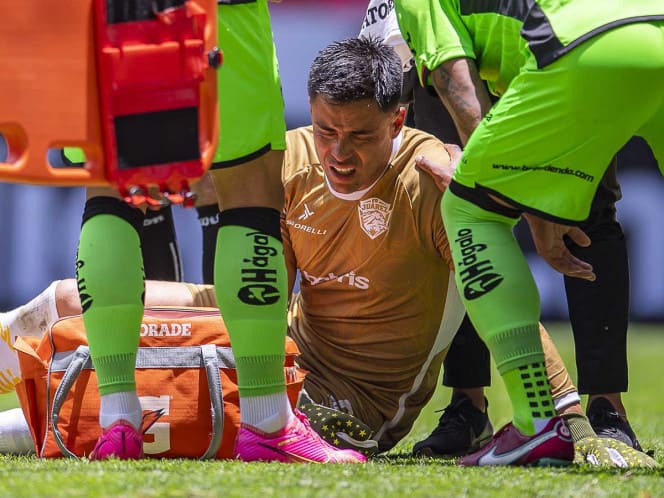¡Alfredo Talavera no termina partido!; fue trasladado al hospital con doble lesión