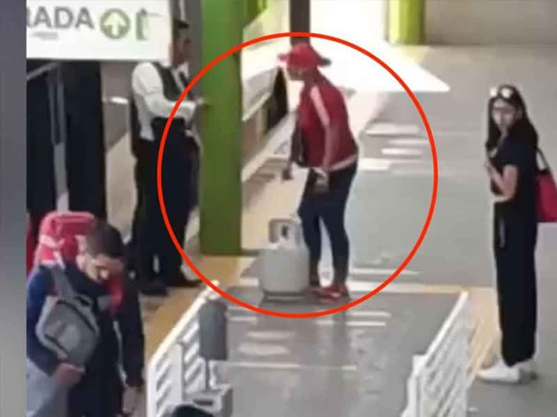 Vídeo: Ella sólo quería viajar en el Mexibús con un tanque de gas LP