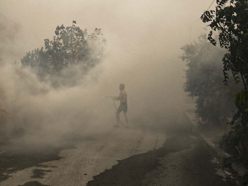 Graves incendios en Grecia amenazan la histórica ciudad de Olimpia