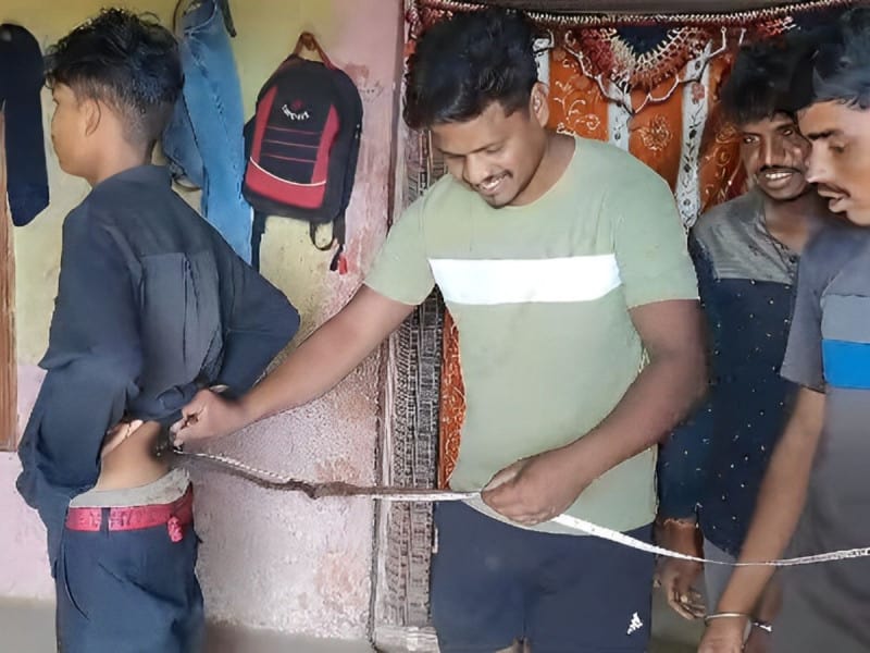 En la India; adoran a Joven como dios solo por tener una cola de 60cm en la espalda