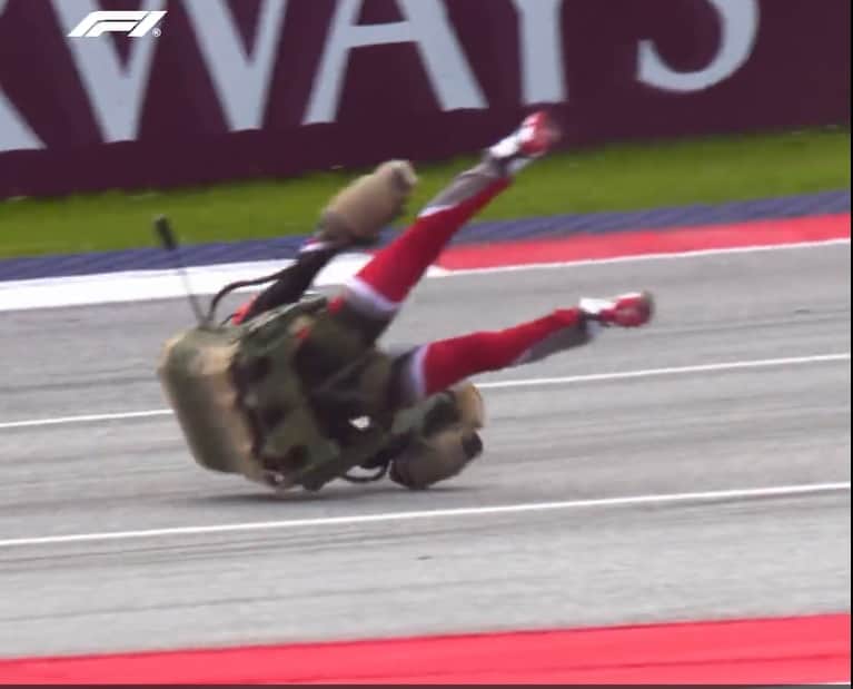 Show de hombre volador en el GPA termina con tremendo susto; cayó al suelo al fallarle un propulsor