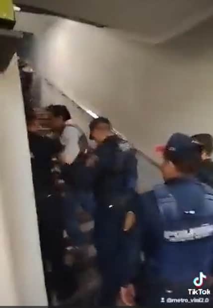 Policías agreden y empujan a persona que grababa un video en la estación ‘Indios Verdes’ del Metro; se desconoce el motivo