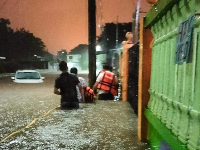 ¡Minatitlán inundado!; al menos 15 colonias se encuentran afectadas por las intensas lluvias