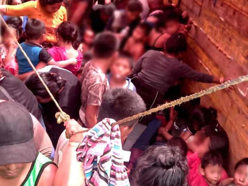 Rescata a más de 300 migrantes, entre ellos niños y adolescentes, que trasladaban en camiones