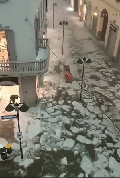 Italia divida por eventos metereológicos: al norte, lluvias, viento y granizo; al sur, calor extremo