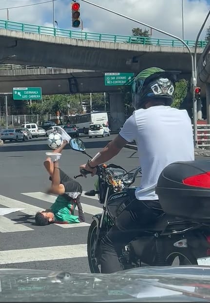 Joven hace malabares con un balón de fútbol en cruceros de la CDMX para pedir apoyo e irse al Mundial de Freestyle