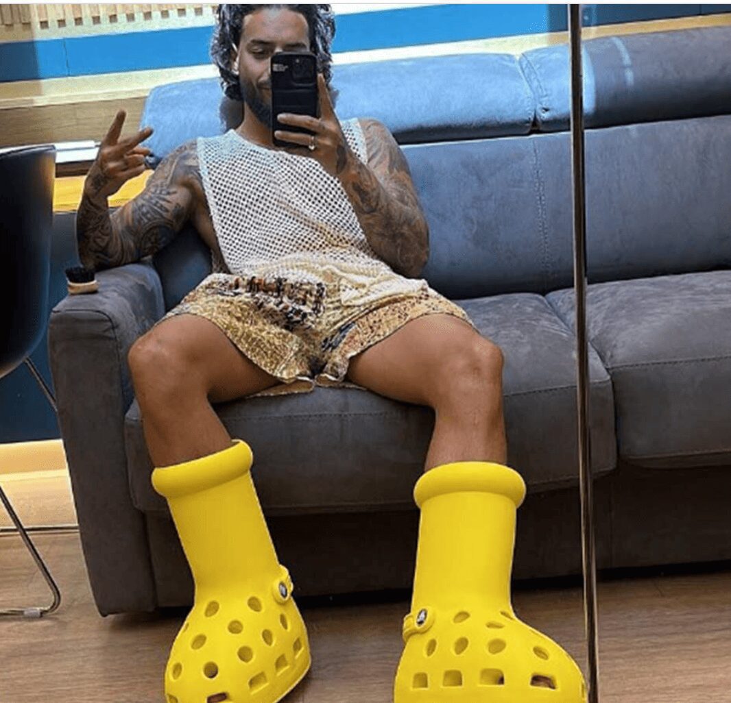 Llaman ridículo a Maluma por sus nuevas botas
