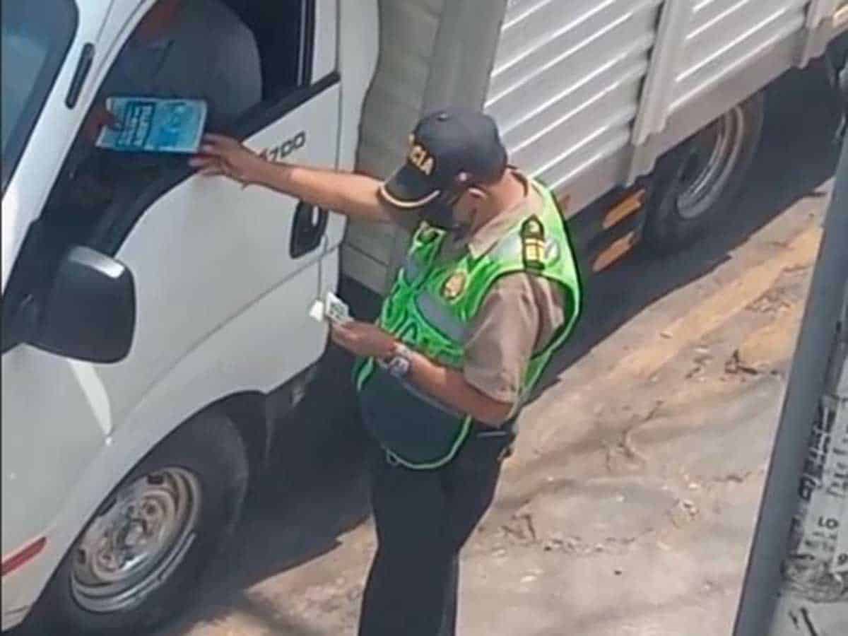Policía de tránsito es captado recibiendo “mordida”; vídeo se hace viral