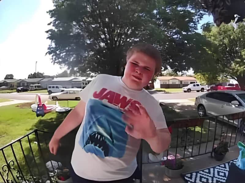 Niño busca amigos en su vecindario tocando de puerta en puerta; sufre bullying y le urge tener uno