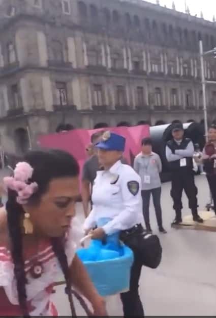 Hombre vestido de mujer arremete contra policía por haberle dicho ‘señor’