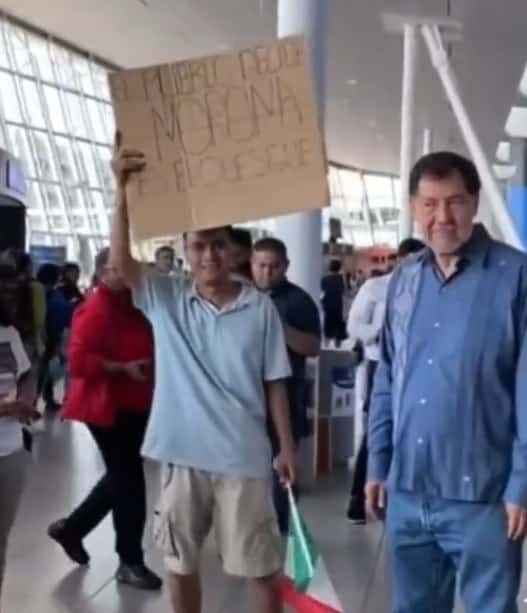 “Ni con mariachi” llama la atención Noroña y es ignorado en aeropuerto