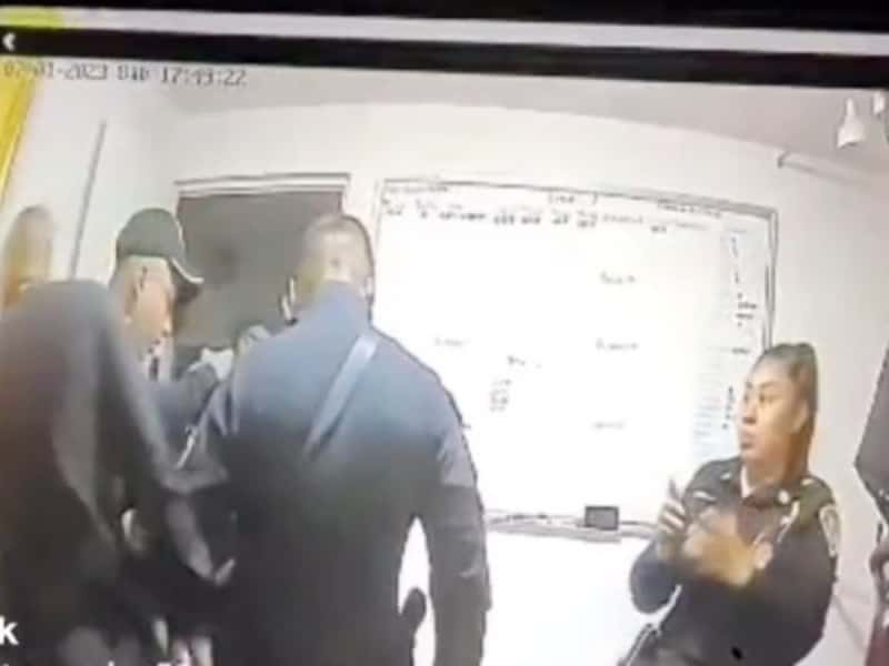Filtran vídeo de policías de la CDMX sembrando armas y droga en un presunto operativo
