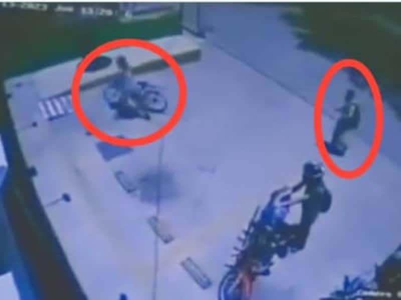 Sujeto que perseguía a mujer, le roba su bici cuando entra a un mercado en Edomex