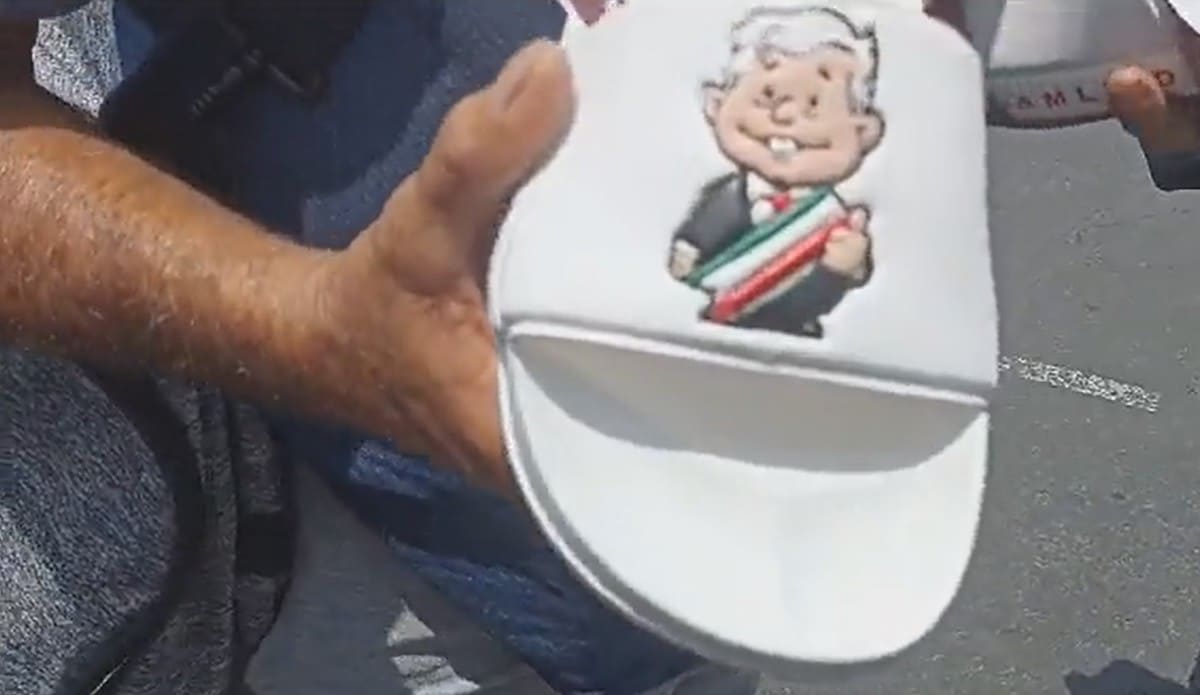 Vendedores ‘aprovechan’ y hacen su agosto en el Zócalo; venden sandalias con imagen de AMLO