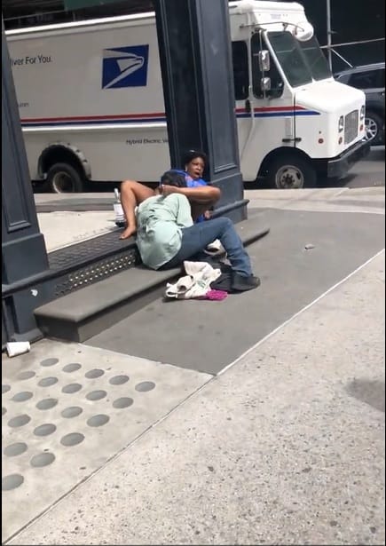 ¿Exhibicionistas o pervertidos?; pareja tiene ‘sexo’ en una calle de Nueva York y no se inmuta ante los transeuntes