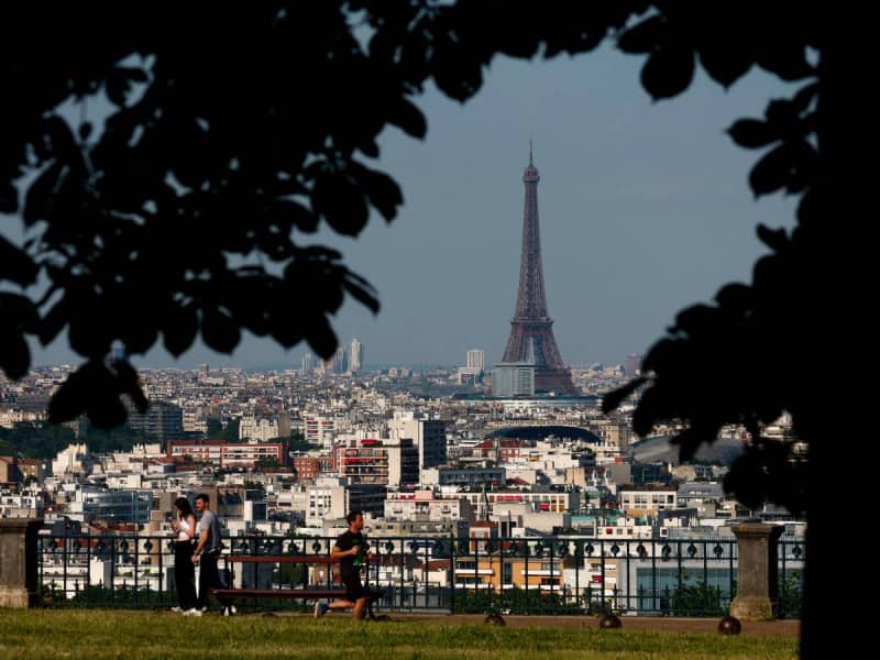 Presuntos agresores de mexicana en París son liberados; la joven fue atacada sexualmente en el parque de la torre Eiffel