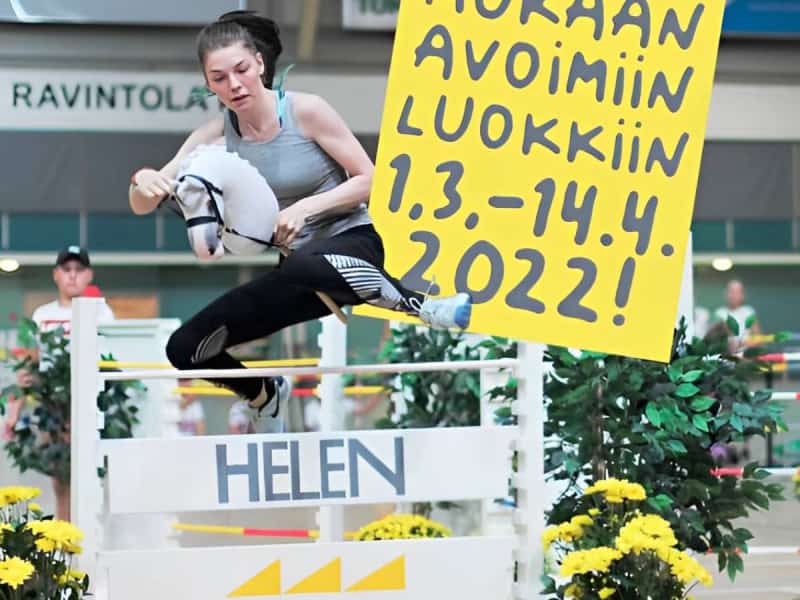 ¿Qué les parece? En Finlandia realizan un concurso de equitación con caballitos de madera 