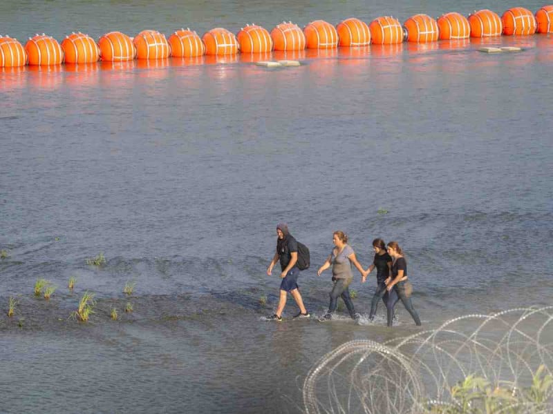 Un cuerpo fue hallado en las boyas antimigrantes que Texas colocó en la frontera con México