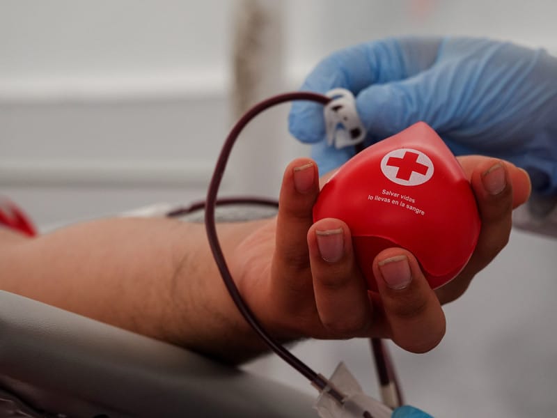 Gays y bisexuales podrán donar sangre sin restricciones; Cruz Roja de EU