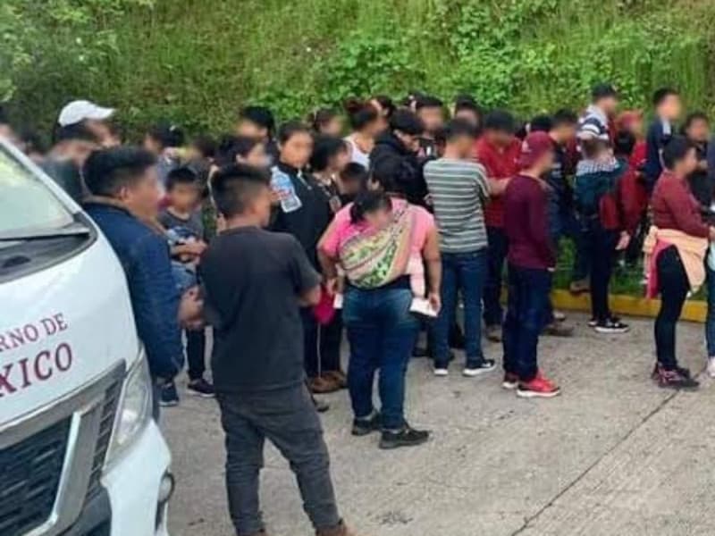 Transportaba a 126 migrantes en autobús turístico y fue detenido