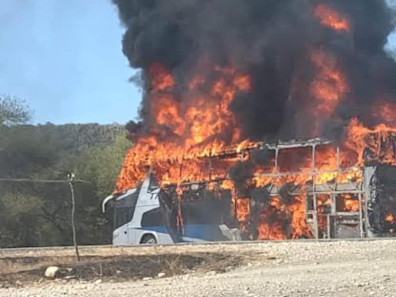 En carretera de Tamaulipas, llamas consumen autobús de doble piso