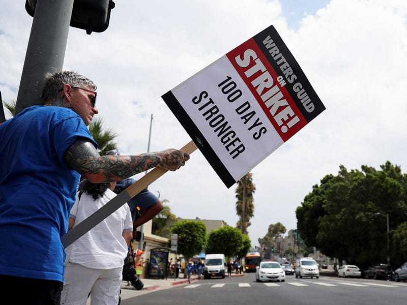 Se cumplen 100 días de la huelga de escritores en Hollywood sin acuerdo a la vista