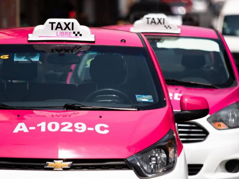 Asociaciones vecinales denuncian que taxistas operan para cometer delitos contra clientes en antros